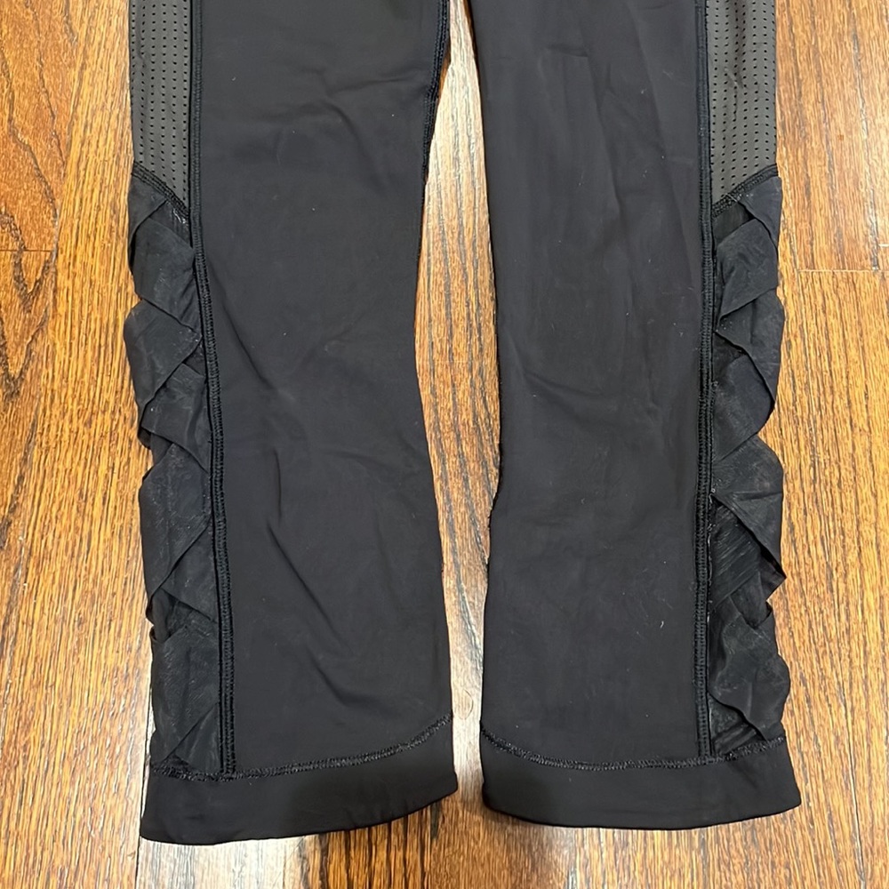 🍋Lululemon Perforated Mesh Crop! - Picture 3 of 14